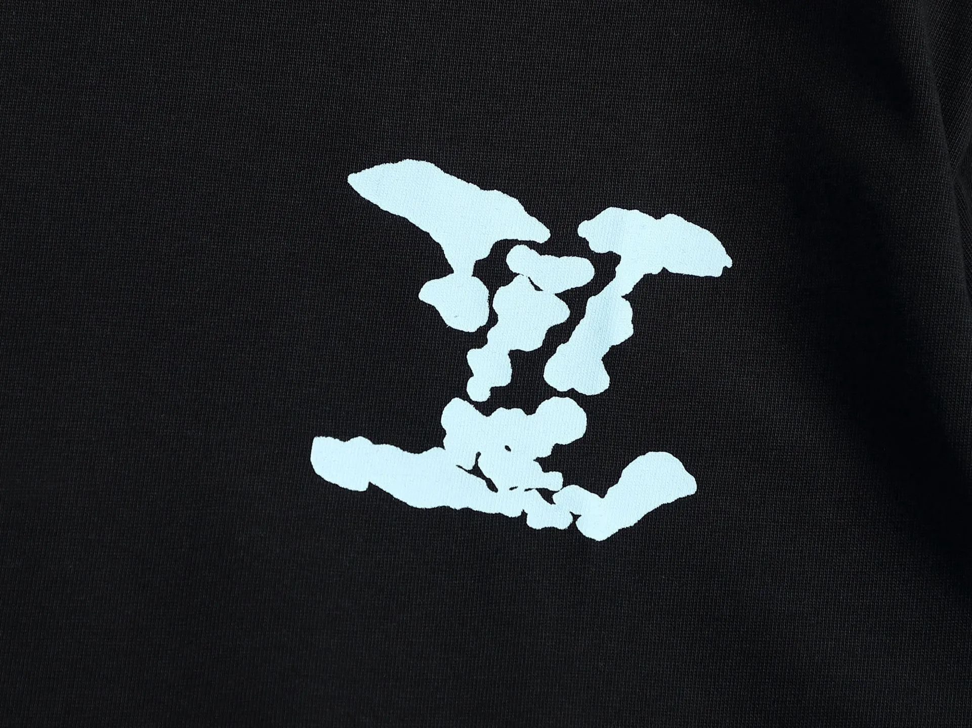 🅿️170 LouisVuitton/Louis Vuitton Foam printed T-shirt short sleeves High quality🔥High version Super iconic brand logo printing pattern The original printing is reproduced one to one, using imported puree and graffiti craftsmanship. The fabric is made of pure combed cotton. It is fresh and comfortable to match with sports shoes. Suitable for shopping and dating. When layered, it looks like a blogger. Low-key and tasteful. Original fabric 260g double yarn with high weight, 100% combed cotton, custom-woven and dyed with no color difference, no pressure in and out of the counter, through-shoulder strapping process, increased washing life of clothes, no deformation, high version digital printing process, no fading, bright colors, the same style as Internet celebrity stars, regardless of age, body shape or gender, super eye-catching, very fashionable ❤️❤️, very comfortable in hand, super texture, fashionable and individual, super versatile and good-looking, a must-have for everyone Better match for couples. Hang tag, collar label, washed wheat, all three labels are complete! ! Loose fit, same style for men and women Color: black/white/color blue Size: XS S M L